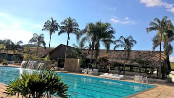 Piscina externa, piscina com cascata
