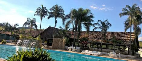 Ulkouima-allas, uima-allas vesiputouksella