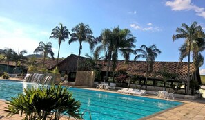 Outdoor pool, a waterfall pool - Hotel Pousada Maracanã (Pouso Alegre)