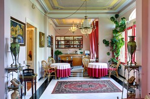 Frukostbuffé varje dag (EUR 10 per person)