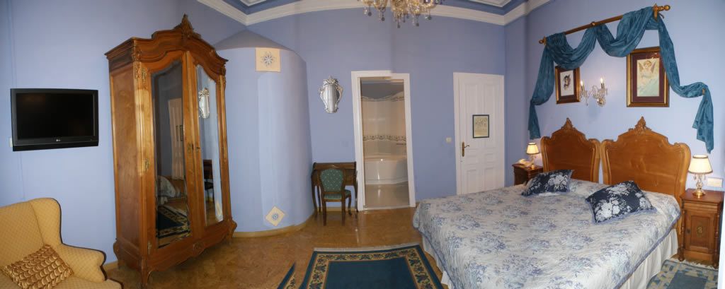 suite | in-room safe, desk, free wifi, bed sheets