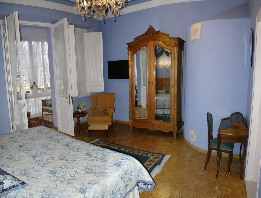 suite | in-room safe, desk, free wifi, bed sheets