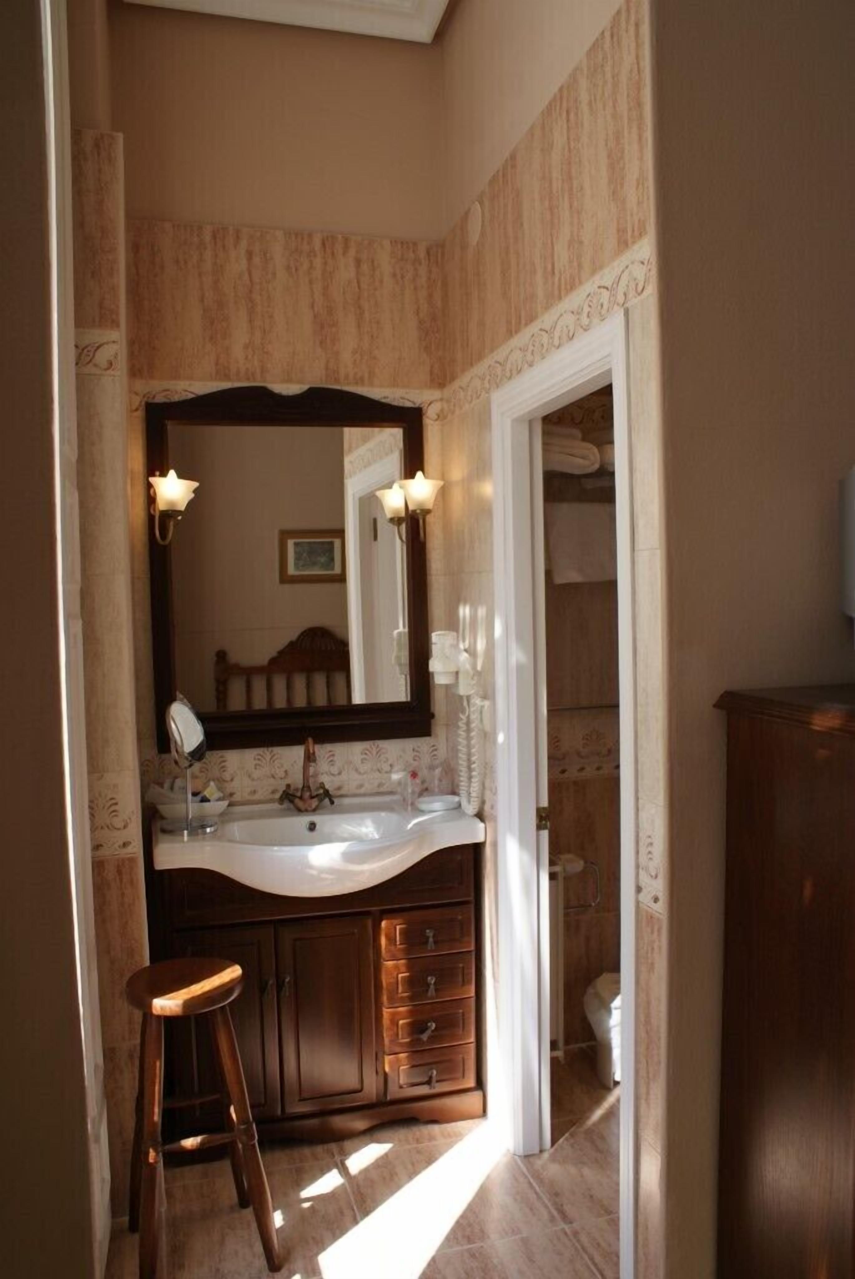 suite | bathroom | free toiletries, hair dryer, towels