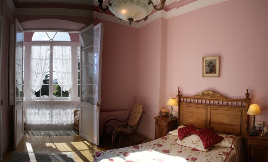 suite | in-room safe, desk, free wifi, bed sheets