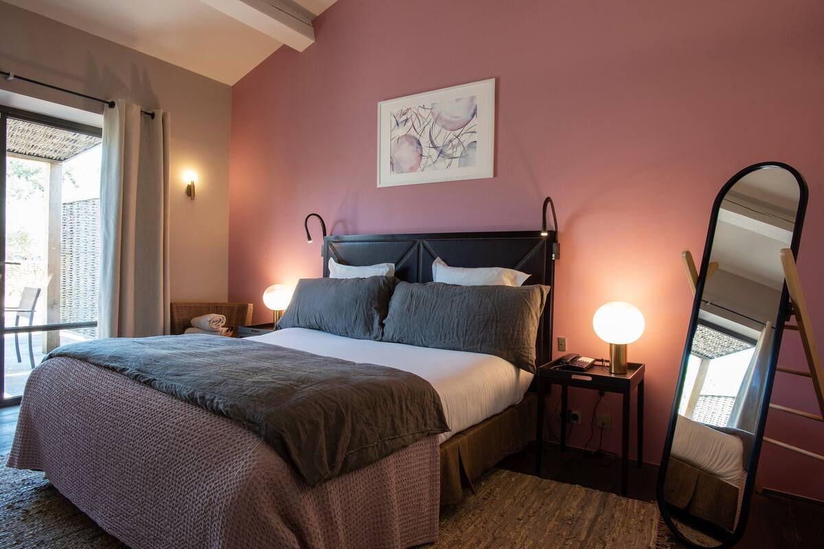 Quarto casal clássico, 1 cama Queen | Roupas de cama premium, frigobar (abastecido com alguns itens grátis)