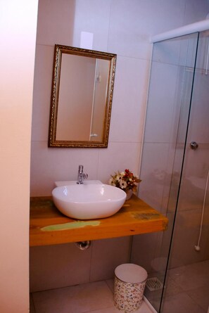 Dusche, Haartrockner, Handtücher