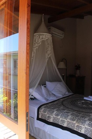 Tabla de planchar con plancha, wifi gratis y ropa de cama 