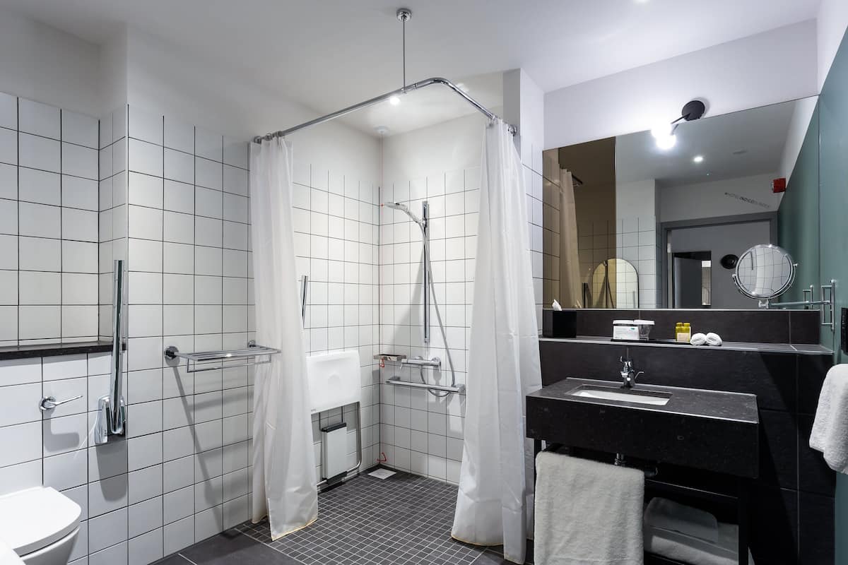 Chambre Standard, 1 trÚs grand lit, accessible aux personnes à mobilité réduite | Salle de bain | Douche, douche à « effet pluie », articles de toilette de luxe