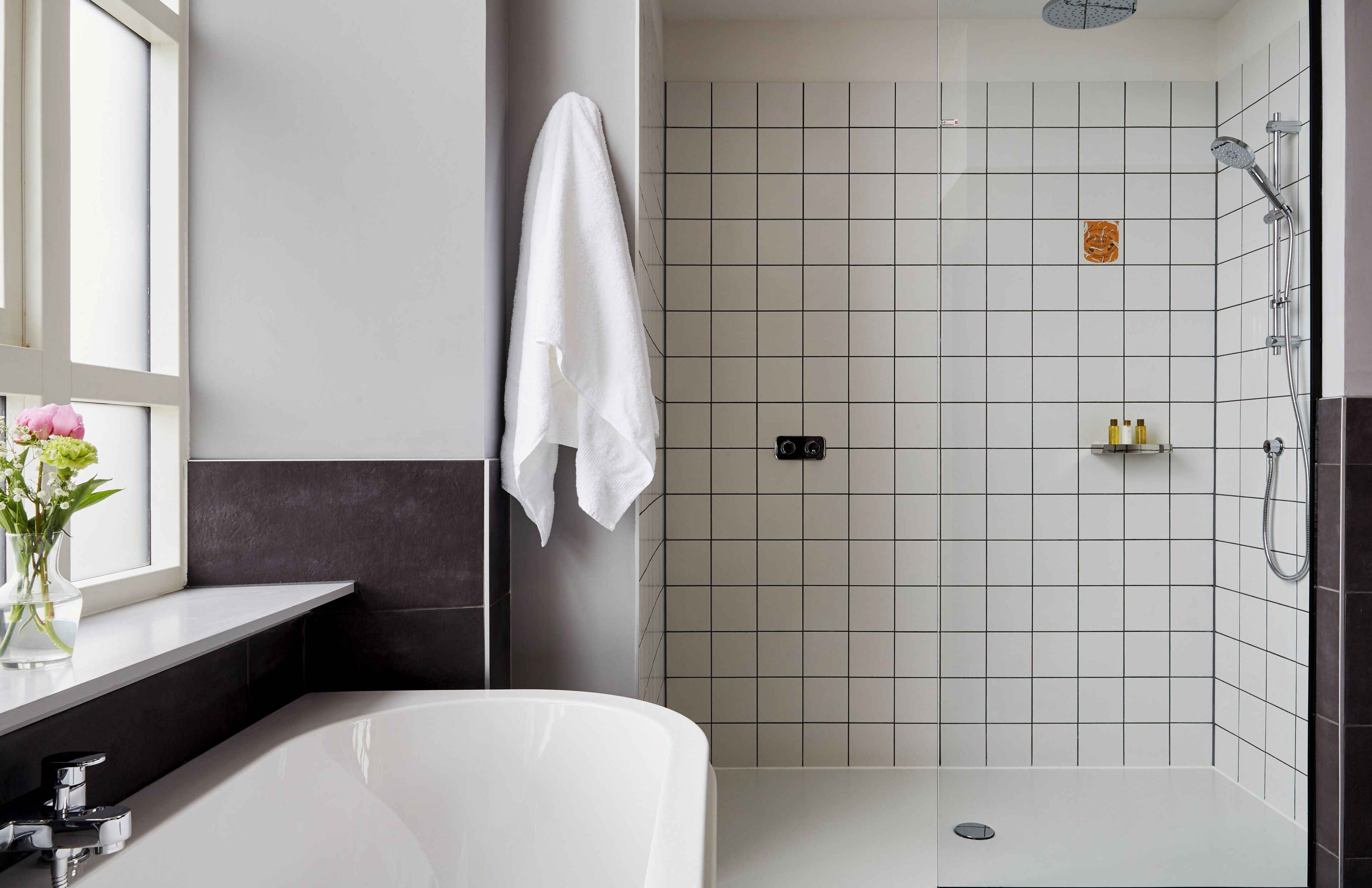 Douche, douche à « effet pluie », articles de toilette de luxe