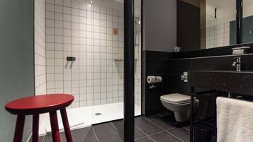 Ein modernes Badezimmer mit Dusche, Toilette und Waschbecken.