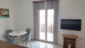 Apartment, 1 Schlafzimmer, Meerblick (2) | Wohnbereich | LCD-Fernseher
