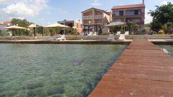 Am Strand, Cabañas (kostenlos), Liegestühle, Sonnenschirme