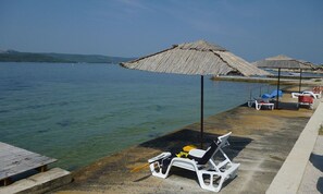 Am Strand, Cabañas (kostenlos), Liegestühle, Sonnenschirme