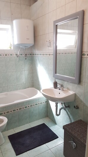 Apartment, 1 Bedroom, Sea View (2) | Bathroom