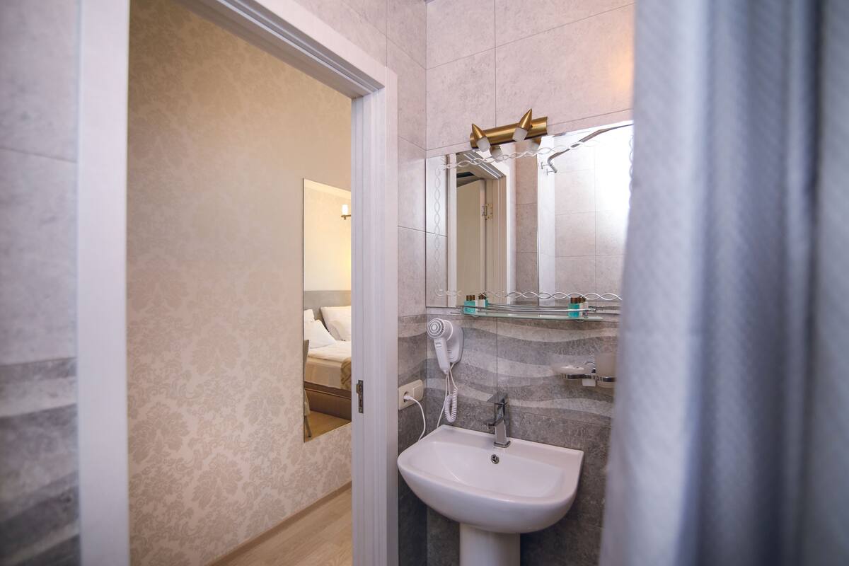 basic double room, garden view | bathroom | shower, free toiletries, hair dryer, slippers