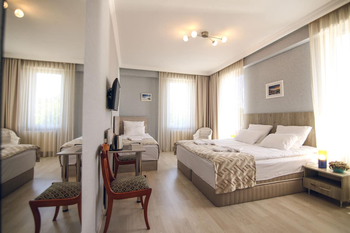 Standard Triple Room | Desk, soundproofing, WiFi (free), individually decorated