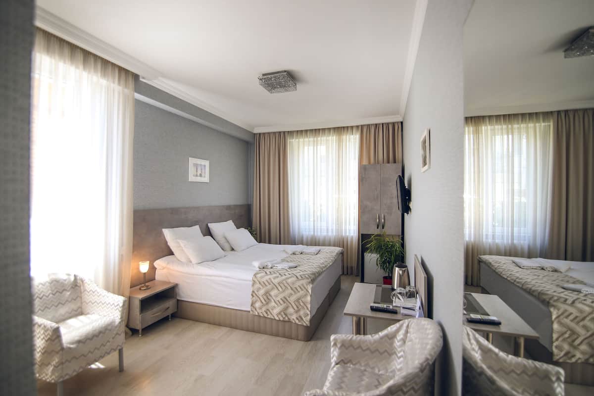 Standard Double or Twin Room | Desk, soundproofing, WiFi (free), individually decorated