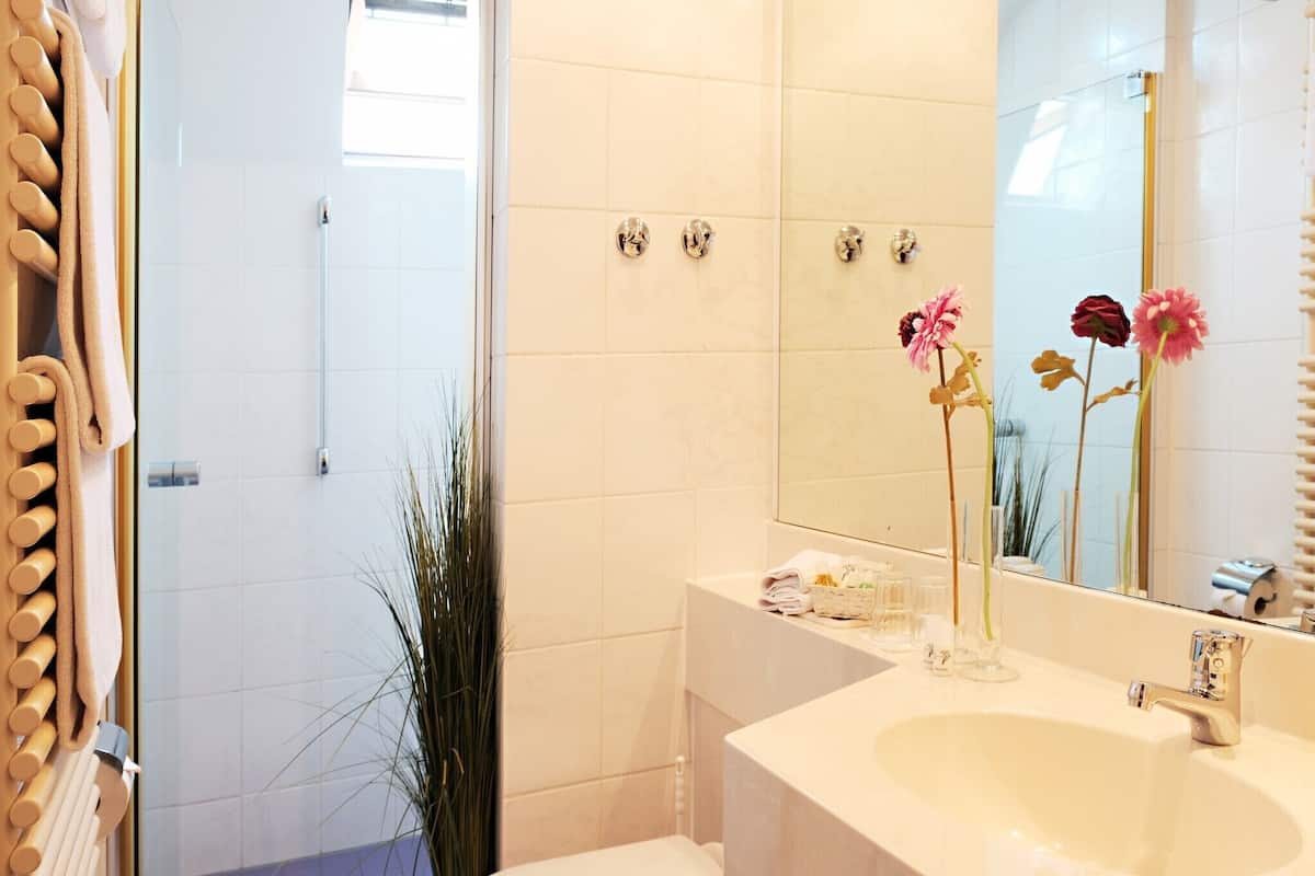 classic suite, ensuite, garden view | bathroom