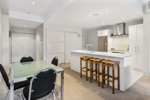 Apartamento, 2 quartos, 2 banheiros | Opções para refeição no quarto
