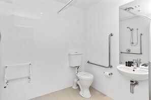 Apartment, 2 Bedrooms, 2 Bathrooms | Bathroom