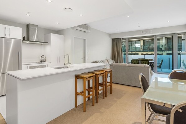 Apartment, 2 Bedrooms, 2 Bathrooms | In-room dining