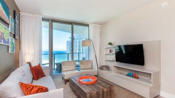 Condo, 2 quartos, vista para o oceano (1704) | Sala de estar | TV de tela plana 49 polegadas com canais a cabo, TV