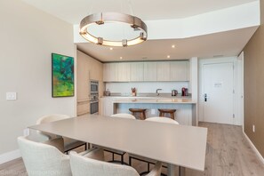 Condo, 2 quartos, vista para o oceano (1704) | Cozinha privada | Geladeira, micro-ondas, fogão, cooktop