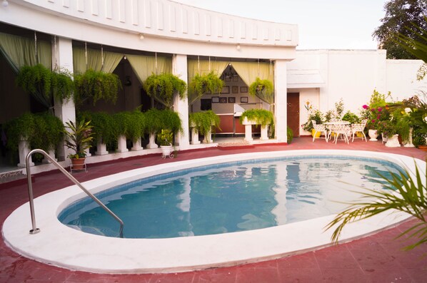 Una piscina al aire libre