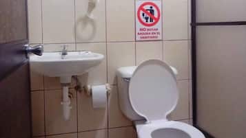 Quarto solteiro, 1 quarto | Banheiro | Chuveiro, produtos de toalete grátis, toalhas de banho