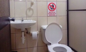 Eenpersoonskamer, 1 slaapkamer | Badkamer | Een douche, gratis toiletartikelen, handdoeken
