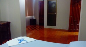 Camera Basic con 2 letti singoli, 1 camera da letto, vista città | Una scrivania, Wi-Fi gratuito, lenzuola, accesso in sedia a rotelle