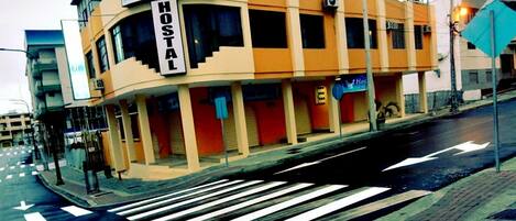 Vista frontal de la propiedad