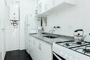 Apartamento, 1 cama de casal e sofá-cama | Cozinha privada | Geladeira grande, micro-ondas, fogão, cooktop