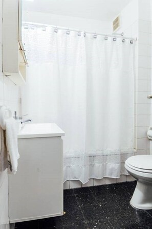 Apartment, 1 Doppelbett und Schlafsofa | Badezimmer | Duschwanne, Komfortbadewanne, Designer-Toilettenartikel, Haartrockner