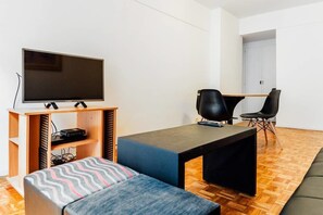 Departamento, 1 cama matrimonial y sofá cama | Área de sala de estar | Televisión de pantalla plana, Netflix y reproductor de DVD 