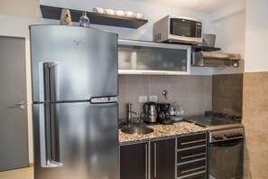 Departamento, 1 cama matrimonial y sofá cama | Cocina privada | Refrigerador con congelador, microondas, horno y parrilla de estufa