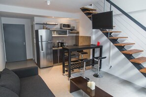 Departamento, 1 cama matrimonial y sofá cama | Área de sala de estar | Televisión de pantalla plana y Netflix