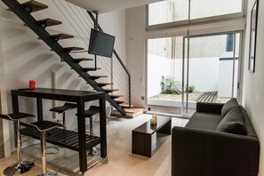 Departamento, 1 cama matrimonial y sofá cama | Área de sala de estar | Televisión de pantalla plana y Netflix