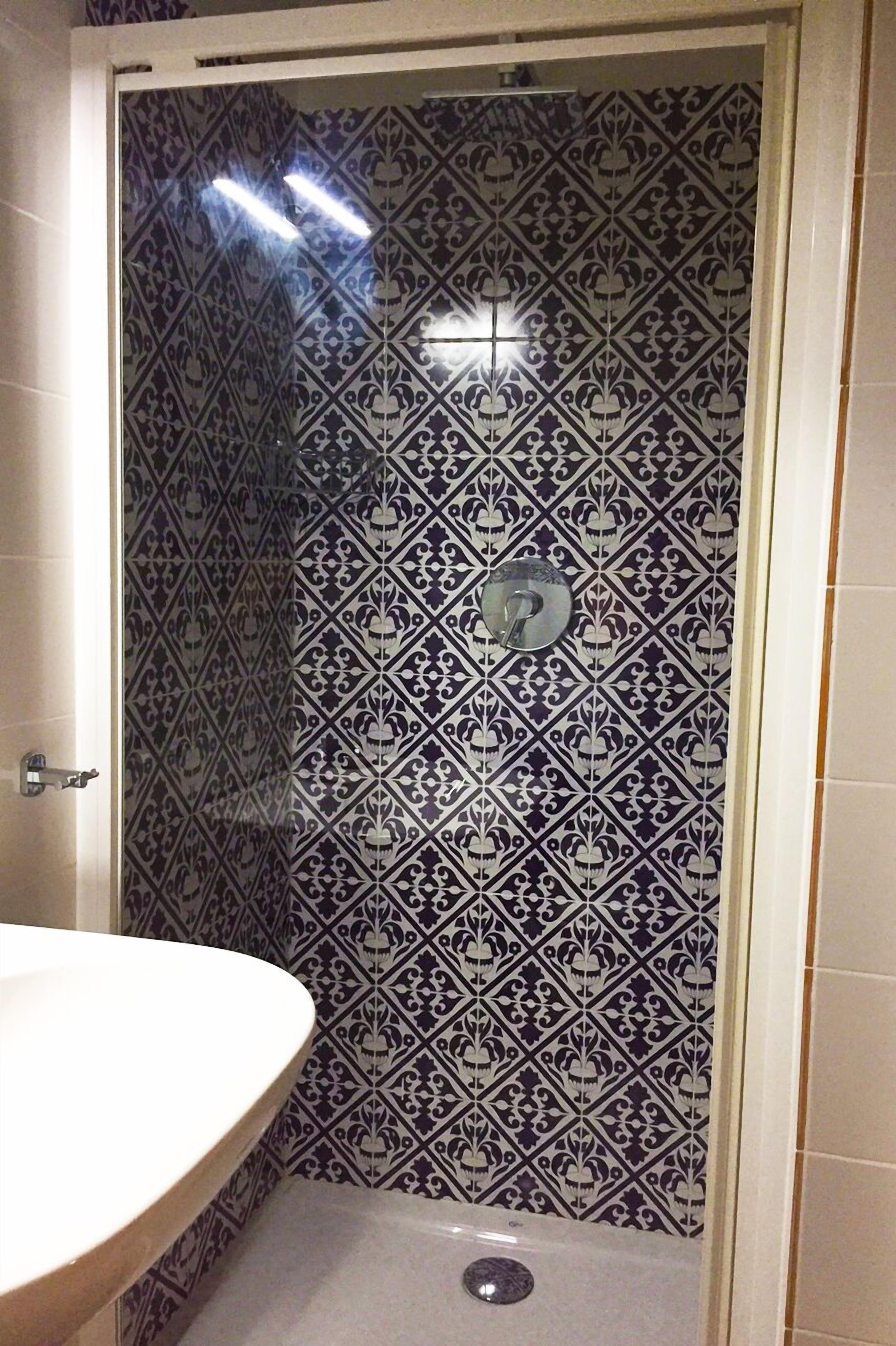 Comfort Double or Twin Room | Bathroom | Shower, free toiletries