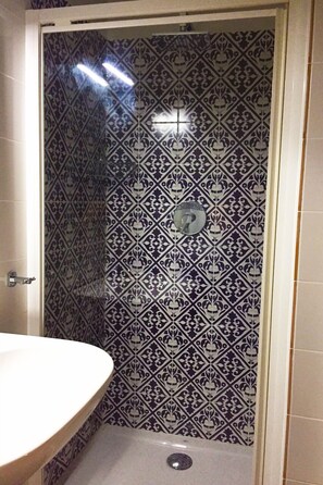 Chambre Confort Double ou avec lits jumeaux | Salle de bain