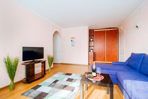 Leilighet – basic, 2 soverom (Nemiga 6) | Oppholdsområde | Flatskjerm-TV