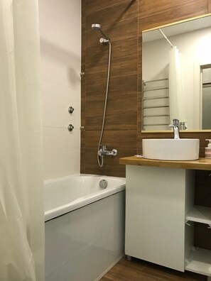 Basic Condo, 2 Bedrooms | Bathroom | Shower, free toiletries, towels - Apartments on Myasnikova (Minsk)