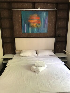 เบสิกคอนโด, 2 ห้องนอน | ห้องน้ำ | ฝักบัว, ของใช้ในห้องน้ำฟรี, ผ้าเช็ดตัว