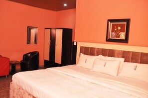 Executive Suite | 1 bedroom, premium bedding, minibar, in-room safe