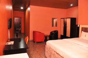 Executive Suite | 1 bedroom, premium bedding, minibar, in-room safe