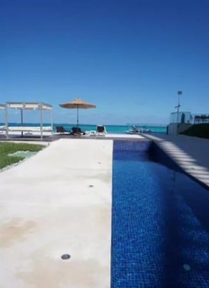 Piscina a l'aire lliure i gandules