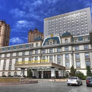 Front of property - Longcheng Garden Hotel (Jixi)