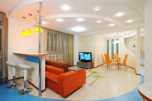 Appartement de base, 4 chambres (Surganova 27) | Système d’insonorisation, fer et planche à repasser