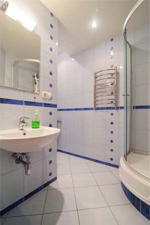 Apartamento básico, 4 habitaciones (Surganova 27) | Baño | Ducha, artículos de higiene personal gratuitos y secador de pelo