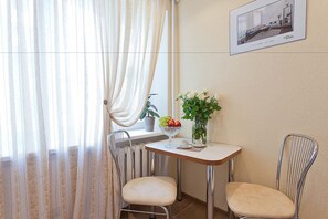 Kondominium Basic, 1 kamar tidur (Kuzmy Cornogo) | Dapur pribadi | Lemari es, microwave, oven, dan kompor